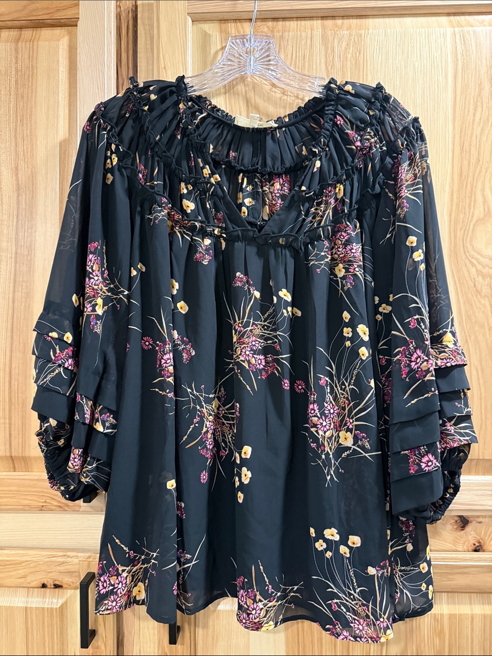 Entro Women’s Sz S Black Floral Smocked Peasant Flowy 3/4 Sleeve Relaxed Fit Top
